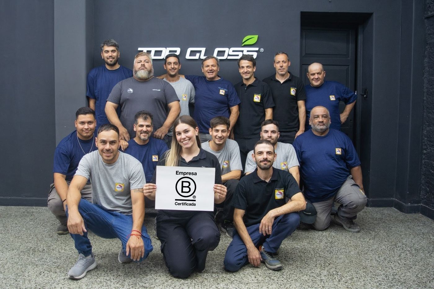 Equipo de TOP GLOSS con la certificación Empresa B